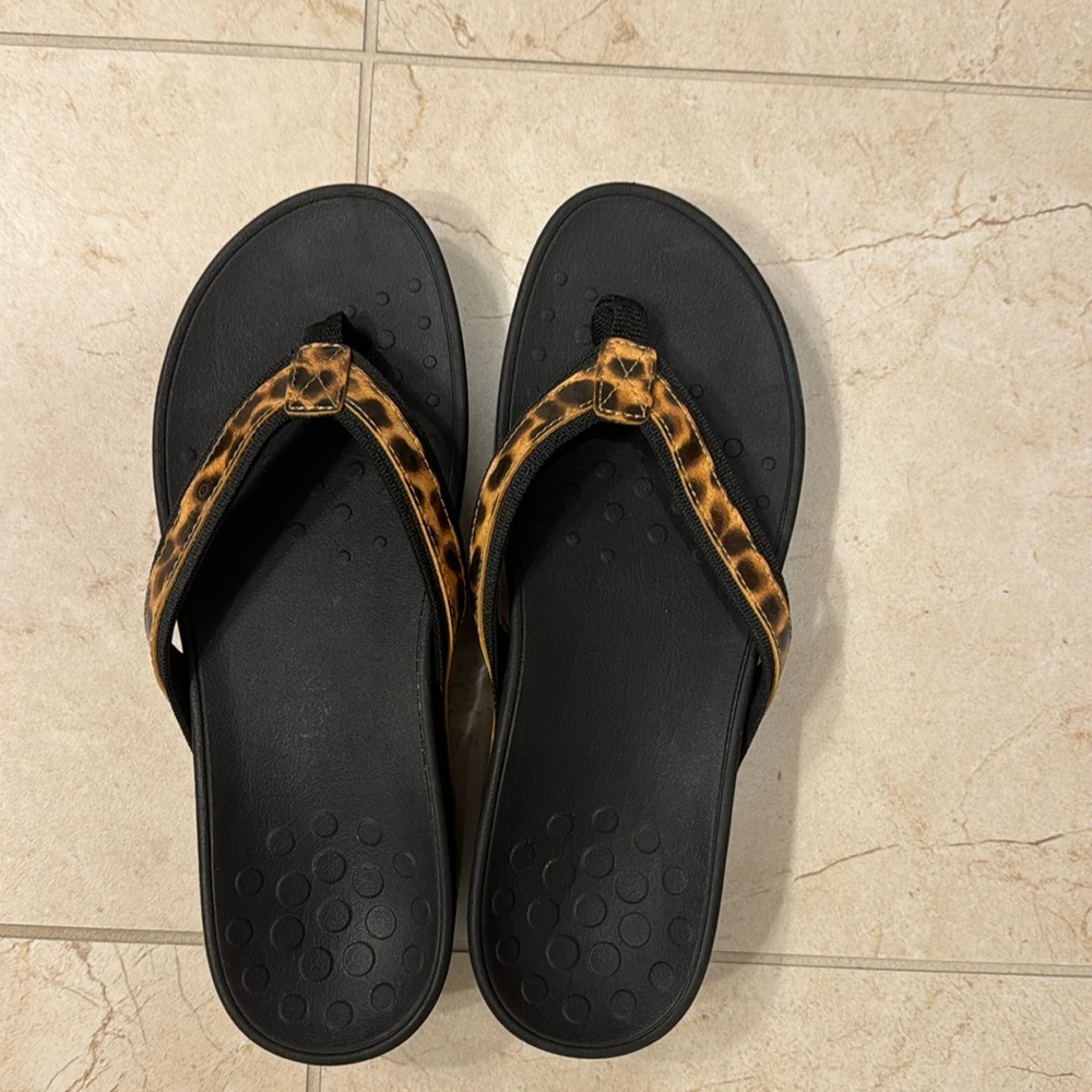 Like new women’s iconic sandles